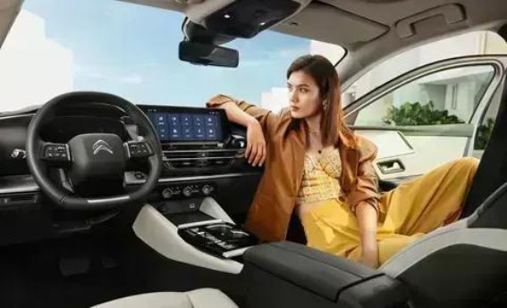 凡尔赛C5 X的跨界融合之道与全场景驾乘价值解析