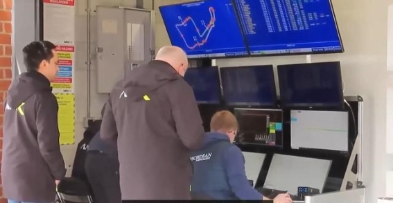 F1车手的极限试炼：高温脱水与毫秒决策背后的生死挑战