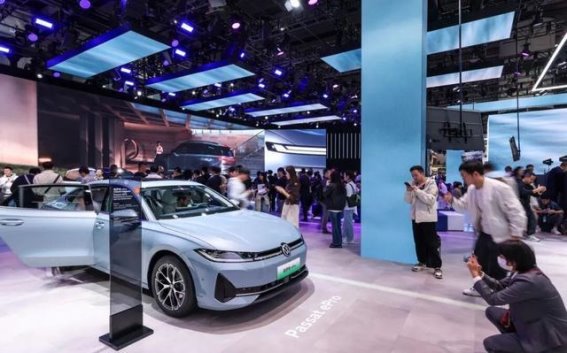 上汽大众：在油车与电车之间的智慧转型