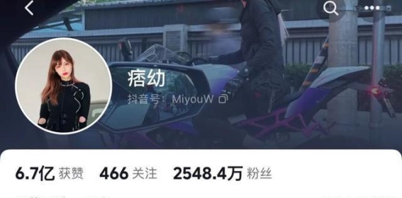 网红痞幼开阿斯顿·马丁微型车上恋综，被误认老头乐，引发百万豪车讨论