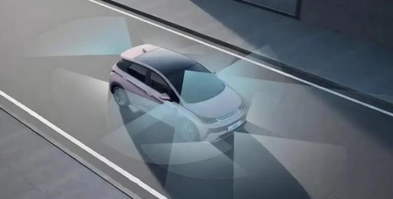 比亚迪引领10万级智驾潮 普及智能驾驶重塑市场格局