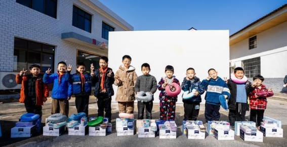 吉利暖冬行 点亮明月山村的童梦