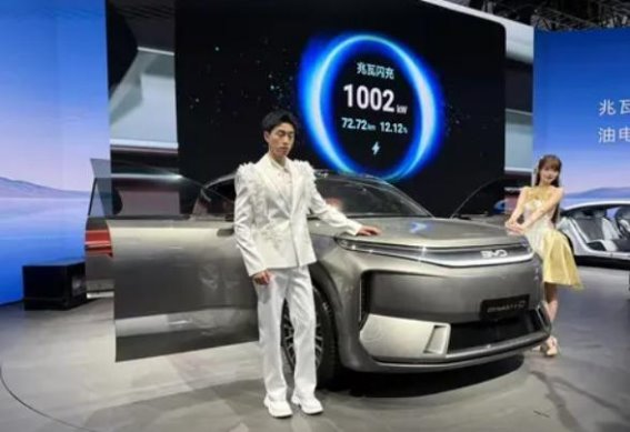 比亚迪新旗舰轿车曝光，比汉L更大更豪华，激光雷达和易三方加持