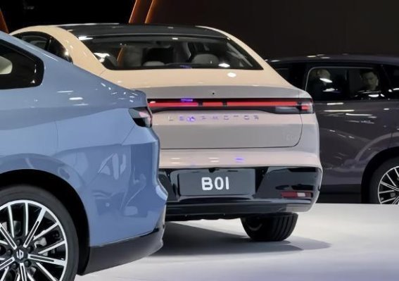 2025上海车展：零跑B01全球首发，10万元级纯电轿车能否挑战比亚迪？