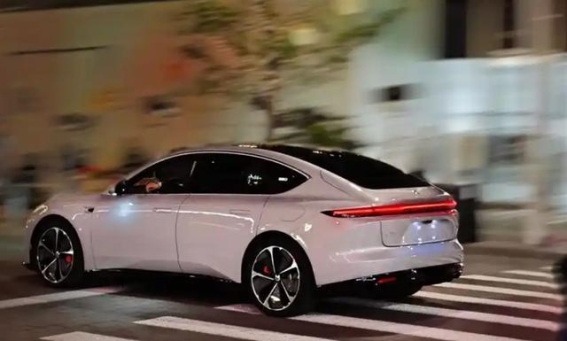 自研芯片加持，2025款蔚来ET5挑战智能驾驶新高度