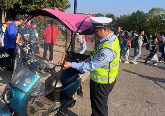 电动车、摩托车上路新规：上牌、持证、遵守禁令是关键