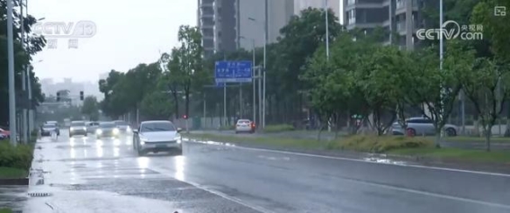 雨天驾驶安全守则：如何应对暴雨与积水路段