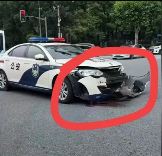 小米SU7再遇车祸 警车车头被撞碎引发热议