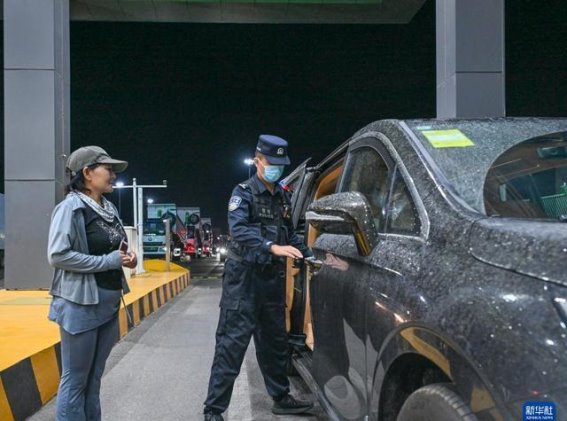 新能源汽车驶出国门 霍尔果斯口岸见证中亚跨境新篇章