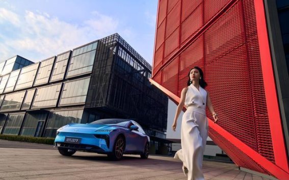 智能化与动力的完美融合，东风奕派eπ007为年轻人打造理想出行