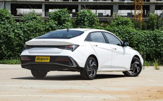 现代伊兰特降价三万，1.5T+CVT油耗仅5.36L，依旧是合资家用首选