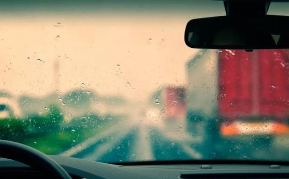 雨天行车安全手册：如何应对强降雨与湿滑路面