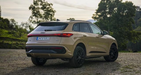 加长轴距与智能四驱并举,奥迪Q5L树立豪华中型SUV新标杆