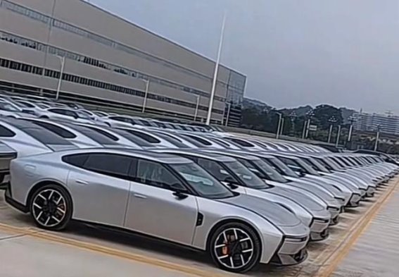 全新小鹏P7实车曝光：高端电动轿车的强劲动力与长续航之选