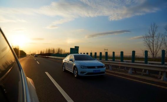 高速公路第三车道是否为应急车道？交警提醒这几点