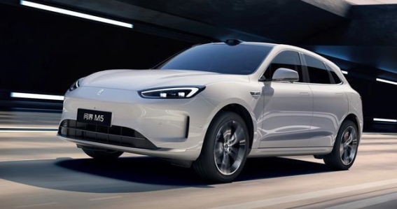 问界新M5 Ultra：从游戏战车到现实豪华SUV，跨界引领年轻潮流