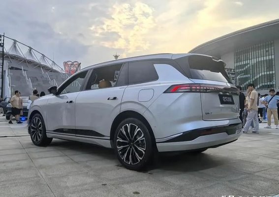 2026款eπ008六座版上市，智能升级与豪华体验并存