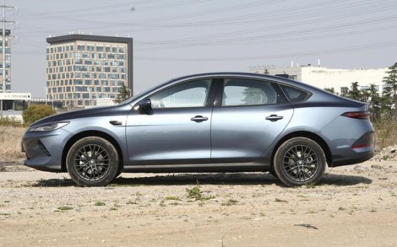 零跑B01对比比亚迪秦PLUS EV 10万元纯电轿车新选择解析
