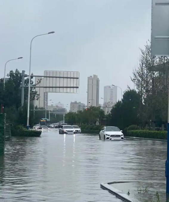 济南暴雨考验下，新能源汽车涉水能力究竟如何？