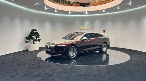 岚图追光L：跨越边界的豪华电动轿车，增程版纯电续航410km