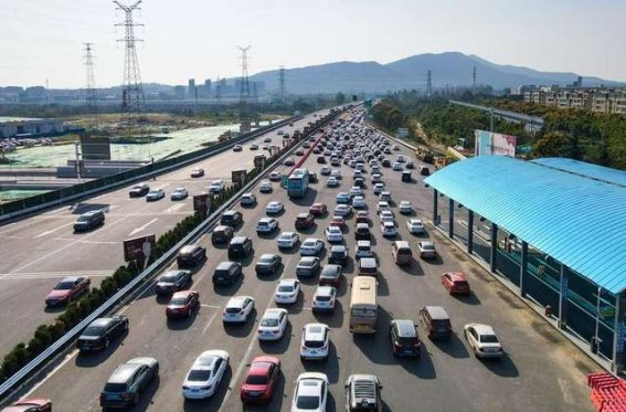 高速公路龟速车与大货车并排如何安全超车?