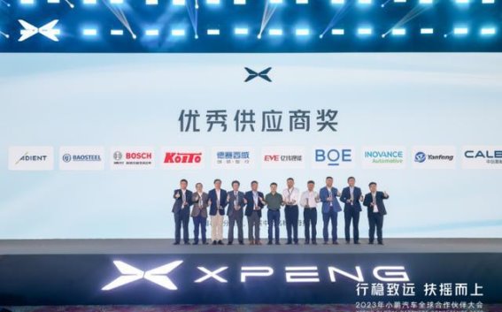 全新小鹏P7:搭载亿纬锂能电池的纯电轿跑领航者