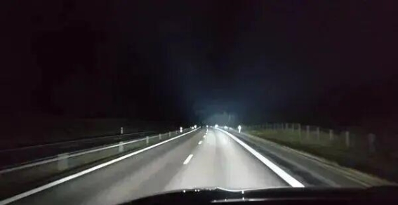 夜间行车安全指南：提升警觉，确保行车无忧