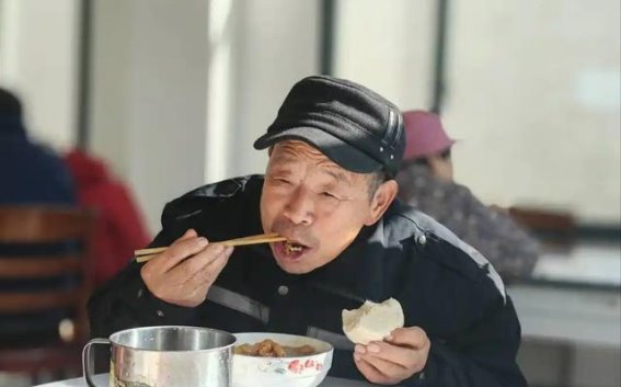 医生提醒:55岁后心梗患者想活到85岁,这四个习惯必须改