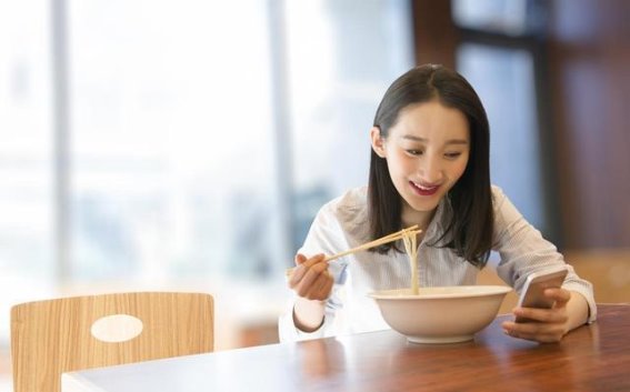 吃饭时的4个习惯,或许会让你的血糖坐上过山车,趁早改正