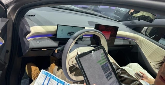 2025日产N6解析：中型插混轿车的新选择