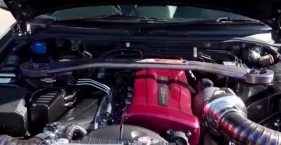 油电巅峰对决：日产GTR与特斯拉Model S Plaid的速度较量