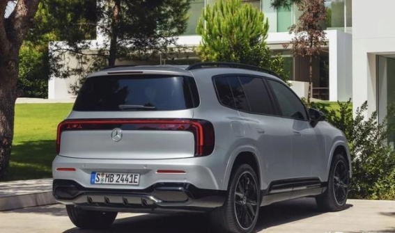 奔驰GLB换代：燃油与纯电并行，第三排空间是否满足需求？