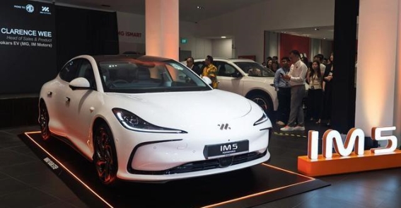 智己IM5斩获新加坡《海峡时报》2025年度车型，开启中国高端智能电动车全球新篇章