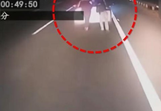 新能源车电量耗尽导致交通悲剧：警示与安全防范