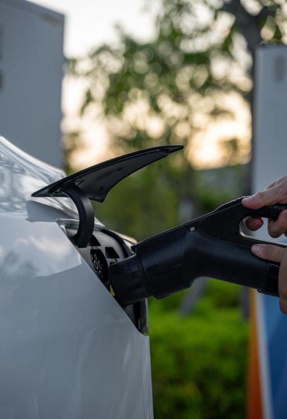 新能源车与油车使用成本实测对比，谁更值得入手