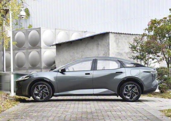 一口气降6万，丰田bZ3纯电轿跑10.98万起，续航超600公里