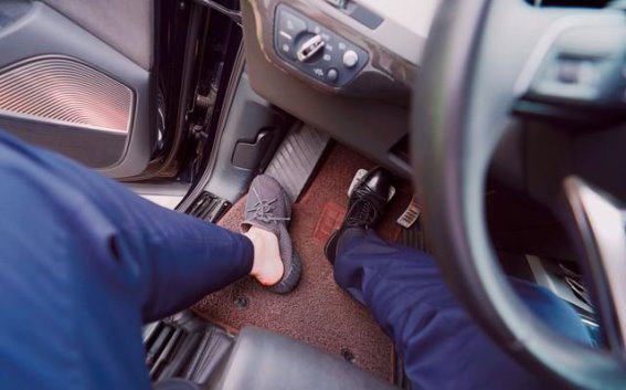 油门反应慢、油耗飙升？清洁节气门恢复驾驶快感