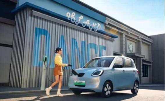 宏光MINIEV四门版：开启新能源代步车2.0新时代