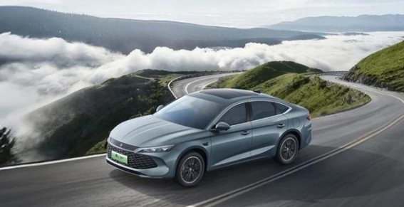 比亚迪秦系列全新登场，续航升级引领新能源市场新风潮