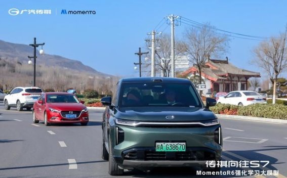 Momenta R6强化学习大模型与传祺向往S7的智能驾驶变革