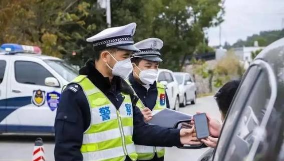 红灯闯一半停在路口，这算不算闯红灯？交警给出明确答复