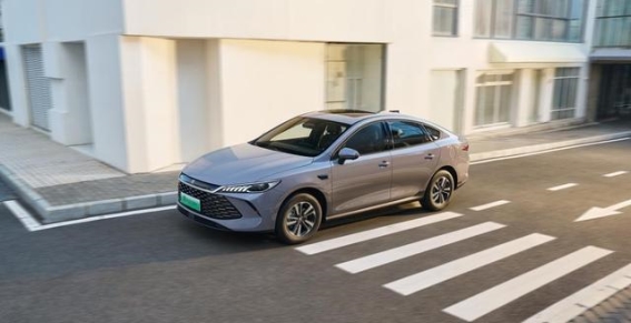 插混再加码，比亚迪拉开电力新篇章