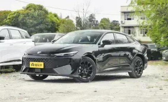 长安二代UNI-V：为年轻人量身打造的“颜值爆表”座驾