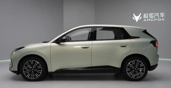 6.98万元电动车对决：北汽极狐T1与五菱缤果S，谁能更适合你的代步需求？