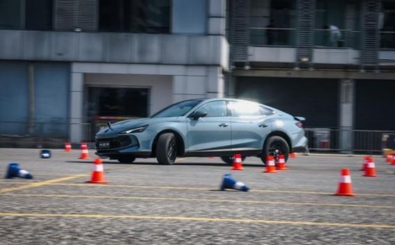2026款MG7：智能与驾控的完美结合，燃油轿跑新标杆