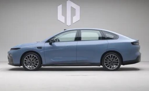 零跑B01：10万级电动新宠，性价比与配置并存