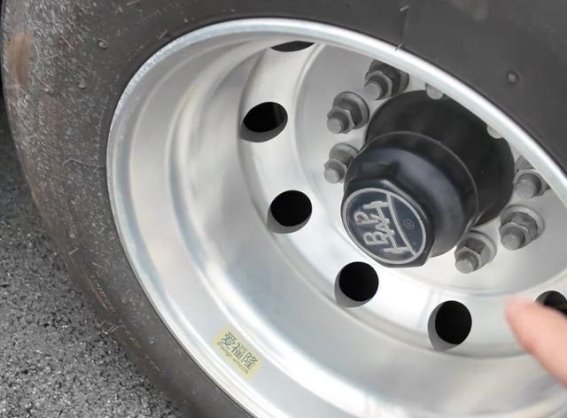 百万级移动厕所：奔驰重卡与奢华厕所的奇妙组合