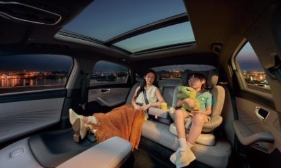 荣威M7 DMH新春焕新：为团圆之路增添温馨与智能