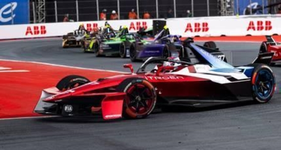 极寒验证中的完美驾控：凡尔赛C5 X与508L双双荣膺“操控稳定性挑战”认证